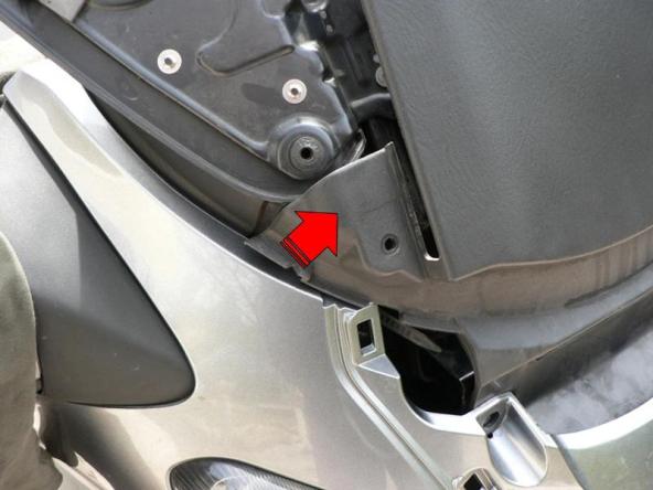 Les cotés inférieurs sont simplement glissés sous la carrosserie